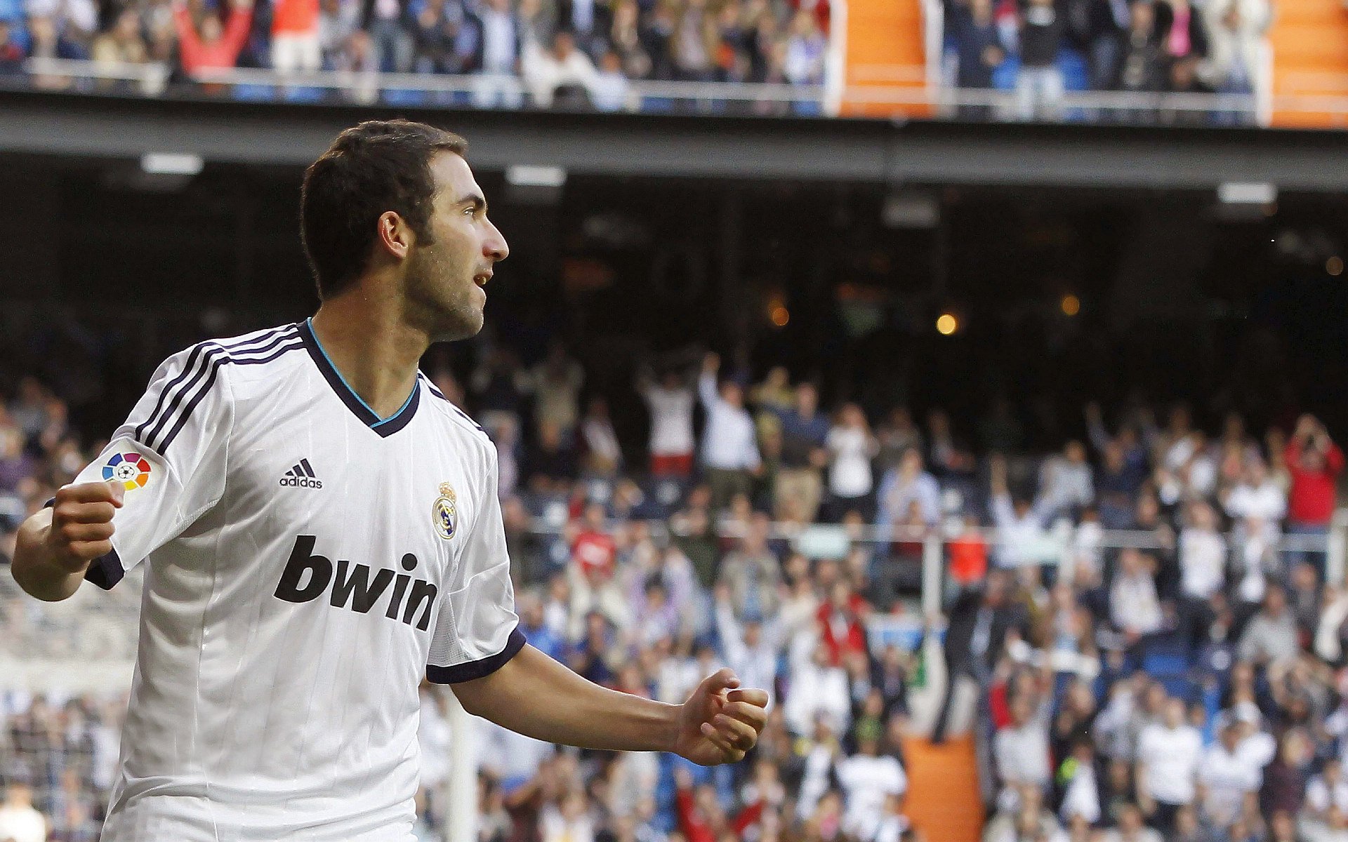 开云电竞服务-拜仁5-2大捷奥格斯堡，莱万完成帽子戏法，德甲_拜仁6-0大胜夺冠莱万戴帽